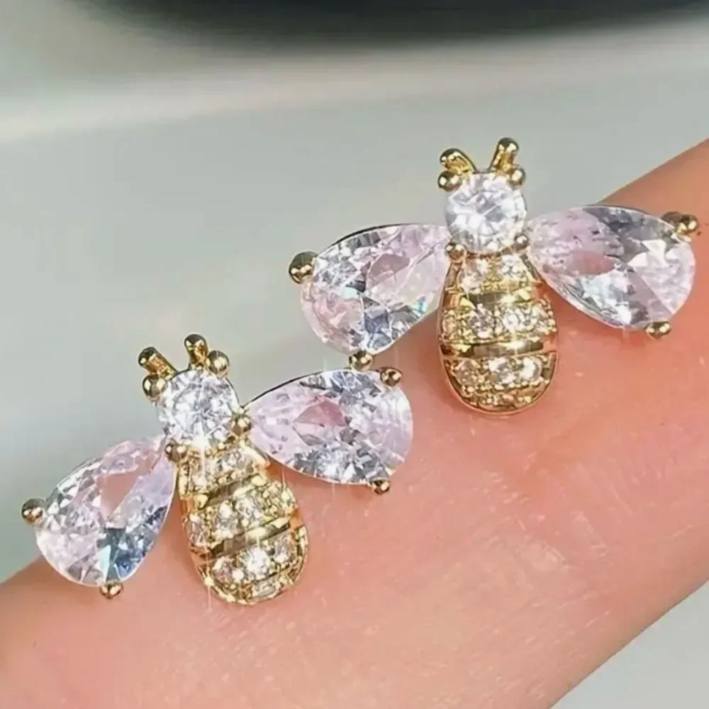🐝 Betsey Johnson stunning crystal bumblebee earrings 🐝